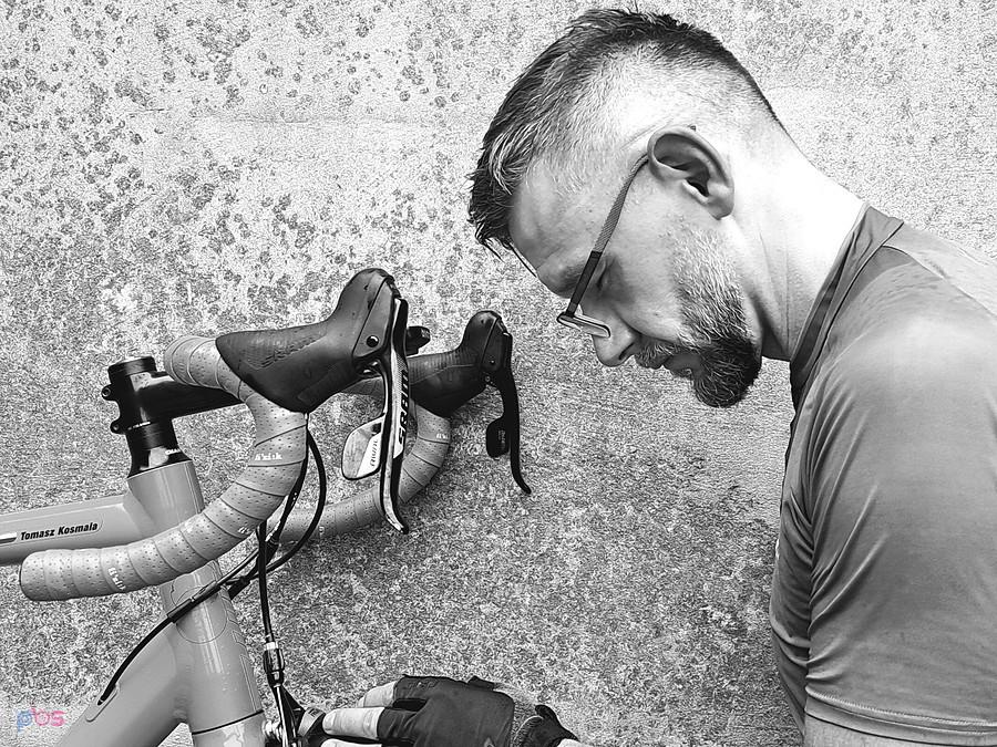 Mężczyzna naprawia rower