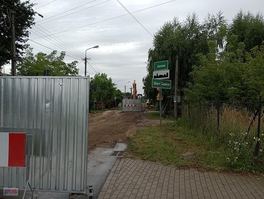 Tu niespodzianka. Zamknięta ulica Andersa. Pojechałam więc drogą przez las do Klaudyna