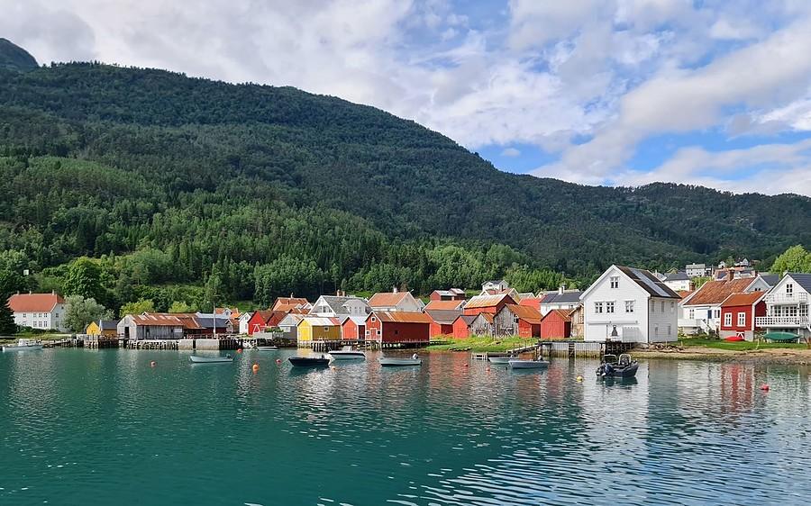 Typowa i piękna norweska wioska (Solvorn) nad fiordem