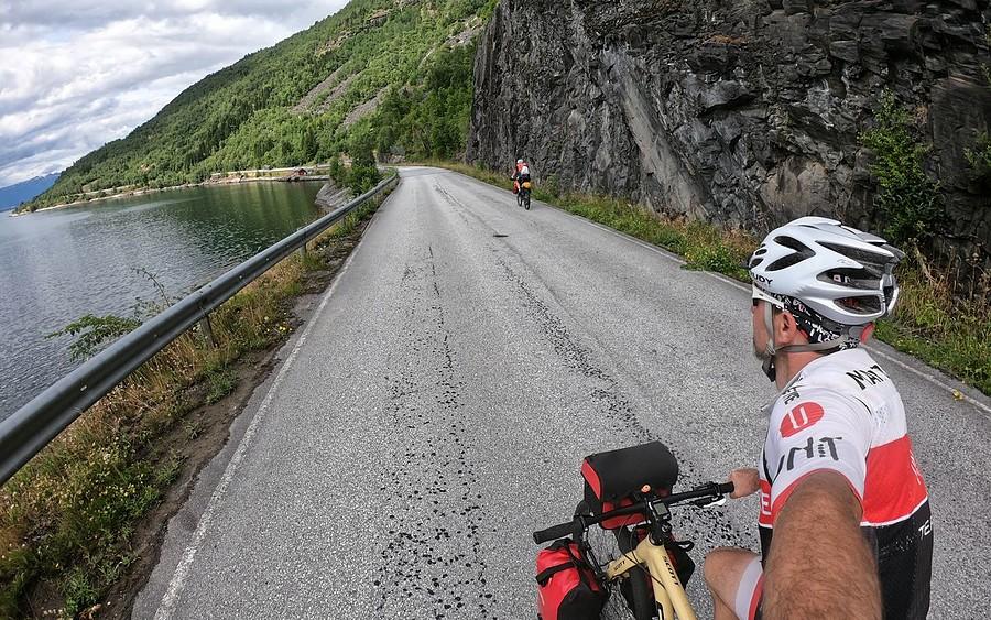 Jazda wzdłuż Sognefjordu. Cała droga nasza - obok jest tunel dla aut