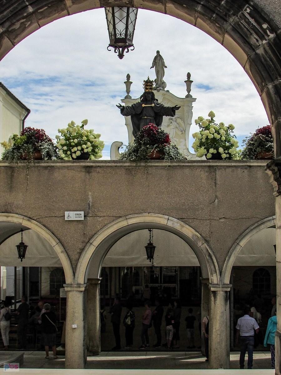 Penitenci czekają w Wieczerniku