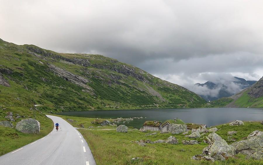 Surowe norweskie piękno. Te hytty fajnie wtapiają w otoczenie