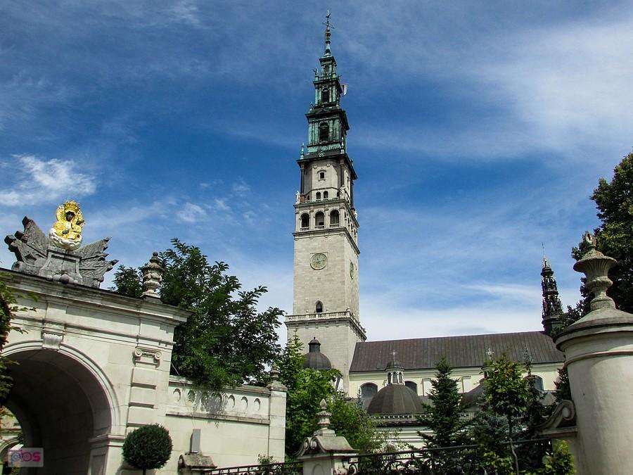 Przed bramą Matki Bożej Zwycięskiej