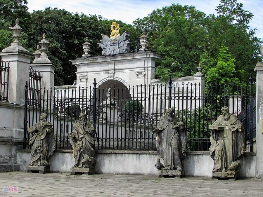 Figury świętych przy bramach jasnogórskich
