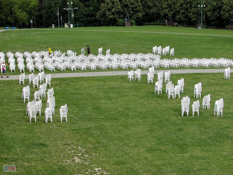Krzesełka na błoniach przed klasztorem jasnogórskim