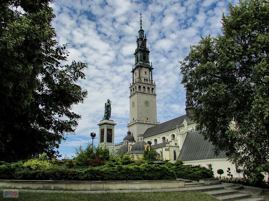 Pomnik o. Augustyna Kordeckiego znajduje się w centralnej części bastionu św. Jakuba