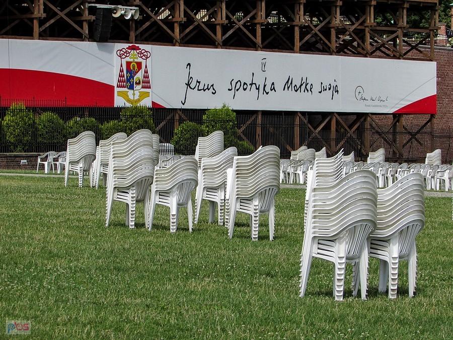 Herb kard. Stefana Wyszyńskiego i pamiątkowy napis z jego celi w Rywałdzie
