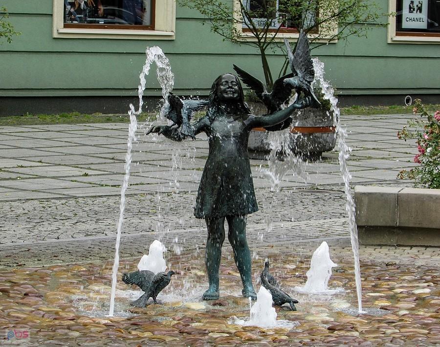 Fontanna "Dziewczynka z gołębiami"