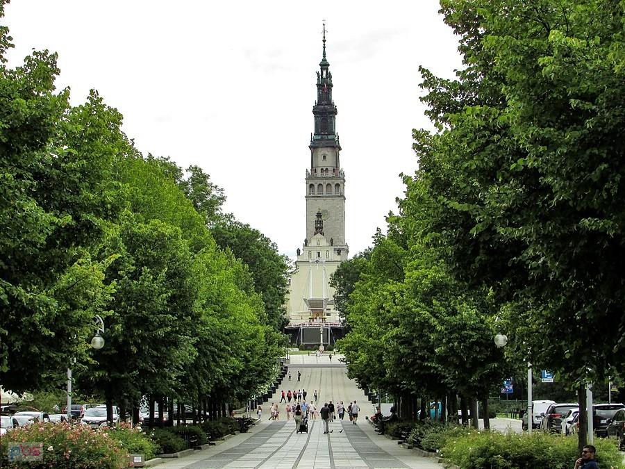 Widok na klasztor jasnogórski z Al. NMP
