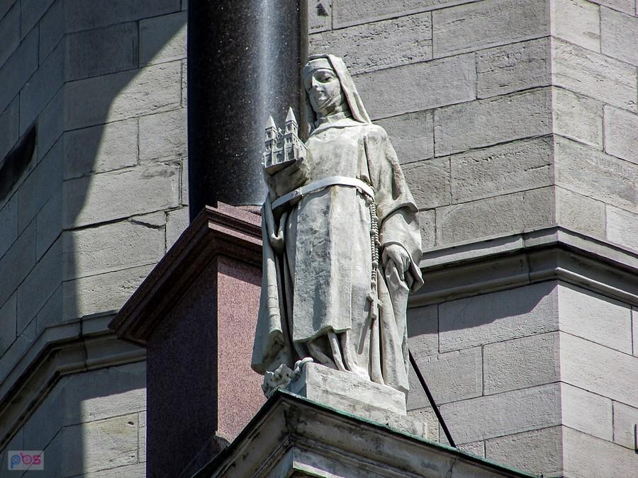 Figura św. Jadwigi Ślaskiej na klasztornej wieży