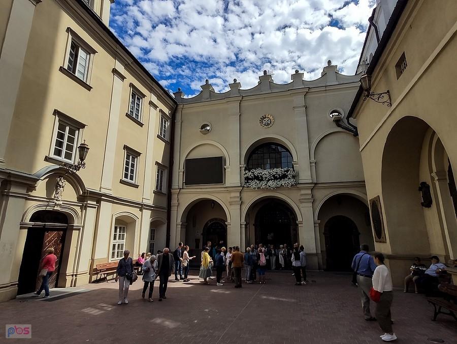 Dziedziniec przed kaplicą z cudownym obrazem Matki Bożej Częstochowskiej