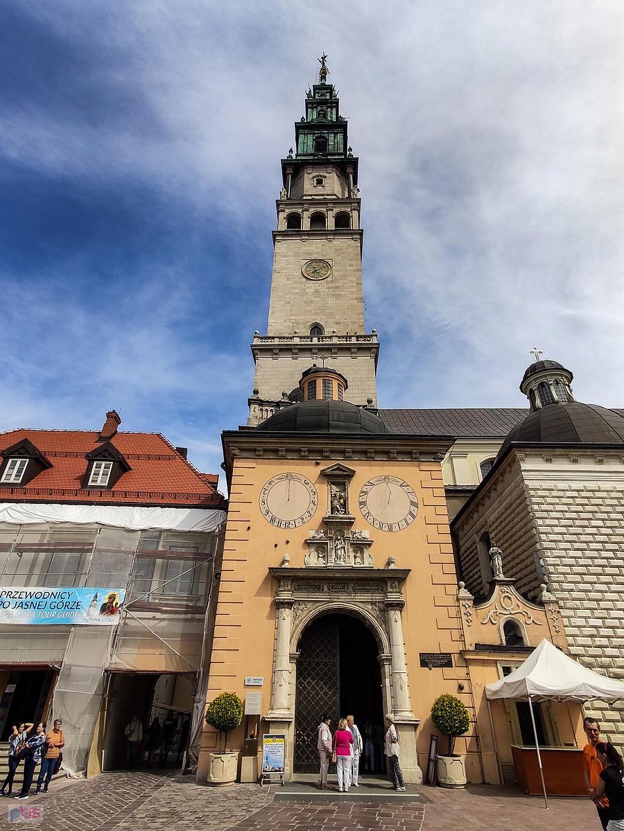 Wejście do bazyliki