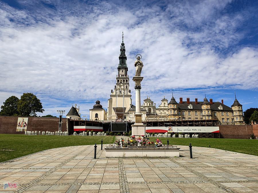 Figura NMP przed klasztorem jasnogórskim