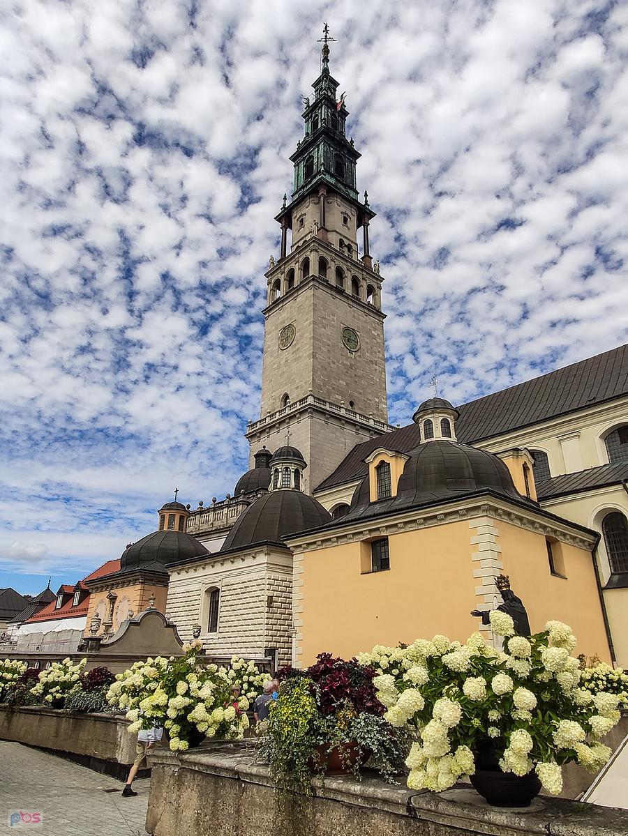 Kopuły kaplic i wieża