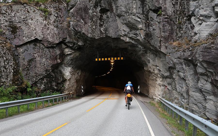 Kolejny tunel na naszej trasie - ten jest krotki (170m)