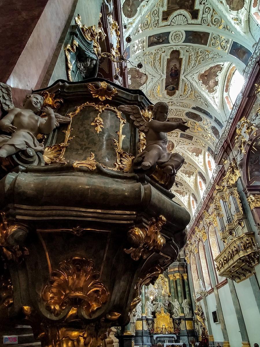 Bazylika jasnogórska - ambona z figurami aniołków wykonana została w latach 1760-62