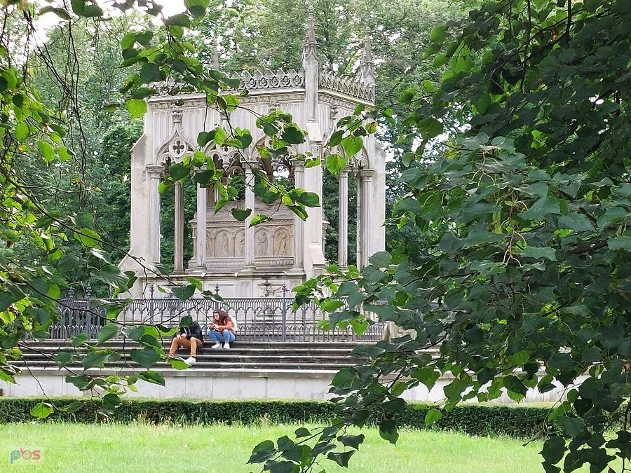 Dzieło Marconiego - monumentalne mauzoleum Potockich w parku przed pałacem w Wilanowie.