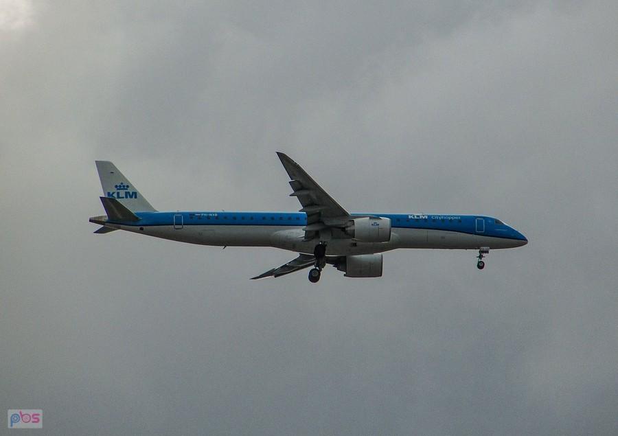 Embraer KLM Cityhopper podchodzi do lądowania