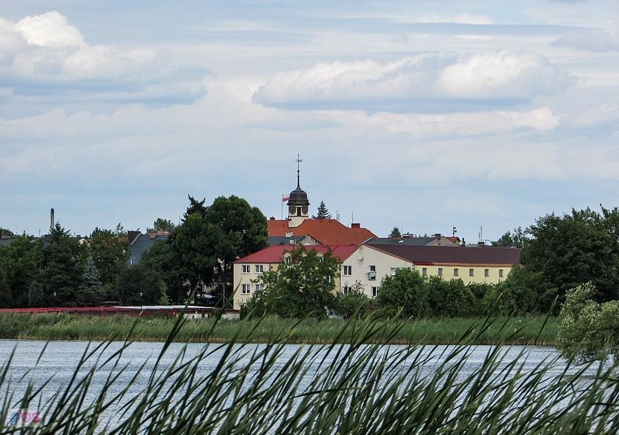 Znad jeziora widać ratusz kórnicki