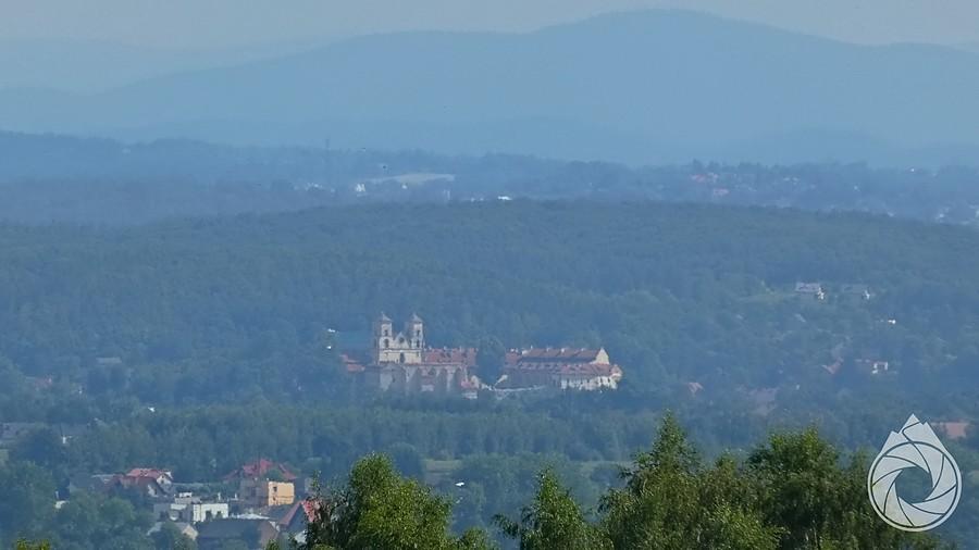 tynieckie opactwo i górki beskidzkie z tyłu