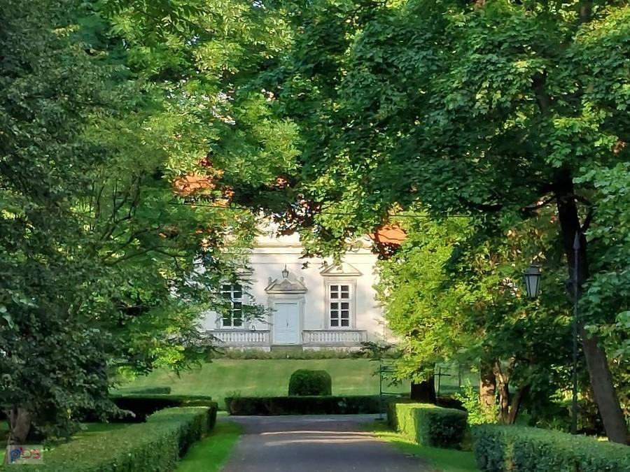 Pałac w Oborach wrócił w prywatne ręce co skutkuje niestety niedostępnością. Niewiele go widać przez bramę.