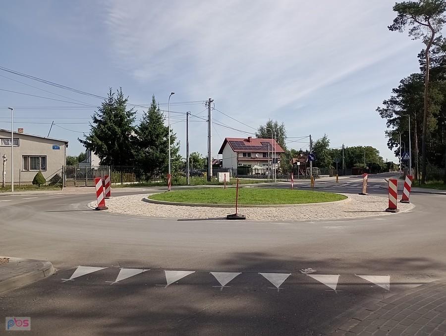 Rondo w Koczargach obstawione znakami, widać kierowcy za ostro brali łuki