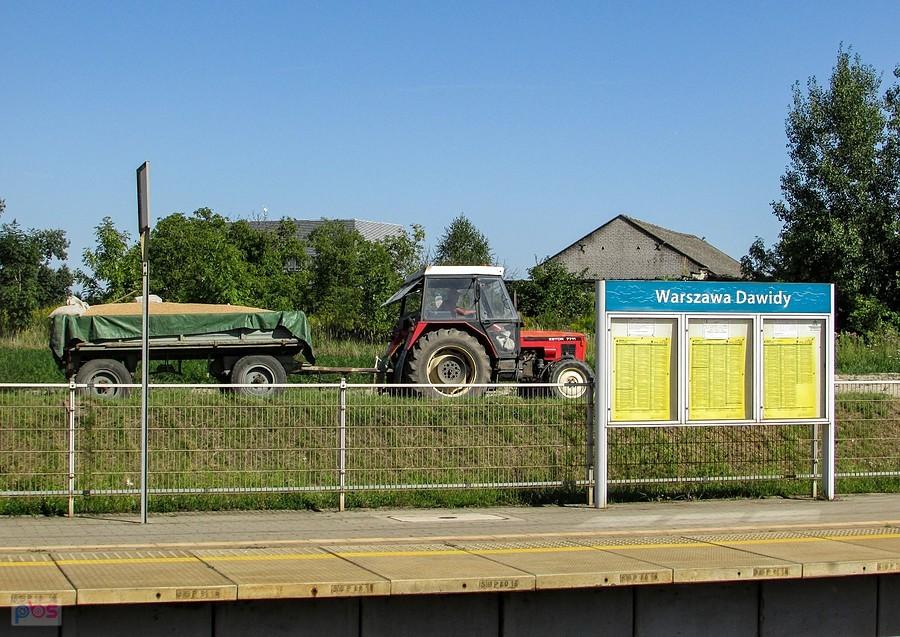 Obok stacji przetoczył się czeski traktor z przyczepką wypełnioną jakimś zbożem