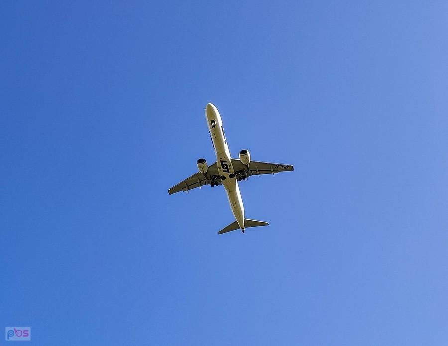 Embraer tuż przed lądowaniem