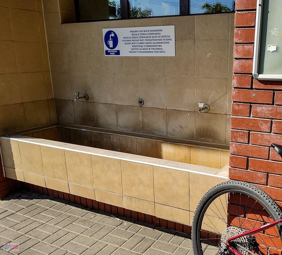 Studnia oligoceńska na Puławskiej, można napełnić bidon