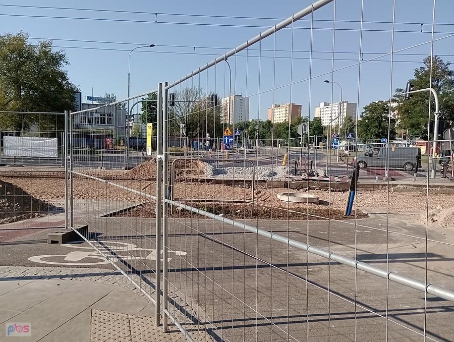 Zamknięty przejazd przez Wólczyńską na Sokratesa
