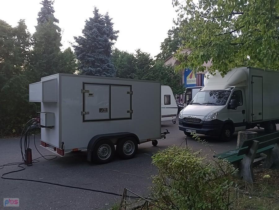 Przy Karuzeli dziś zaparkowane autokary, przyczepy campingowe itp..