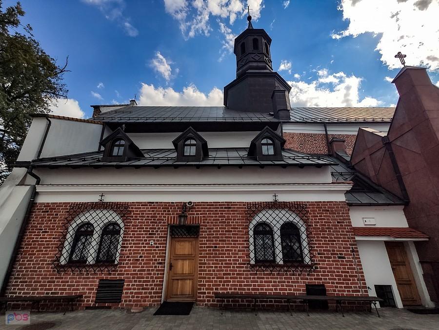Strona płn. kościoła św. Anny w Piasecznie to wynik radosnej twórczości w latach 60. XX wieku