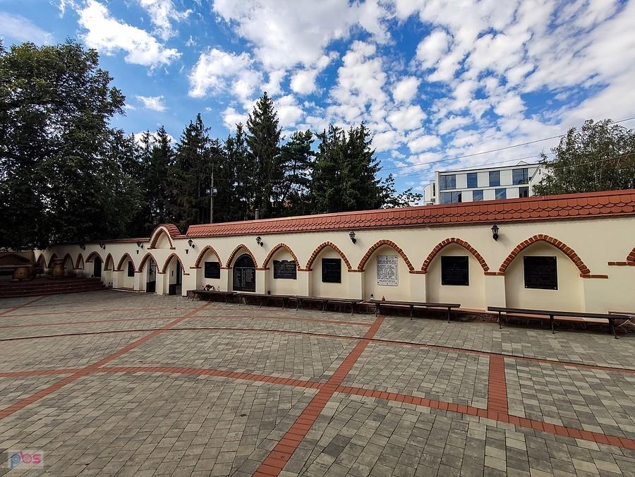 Ściana pamięci przy kościele św. Anny w Piasecznie