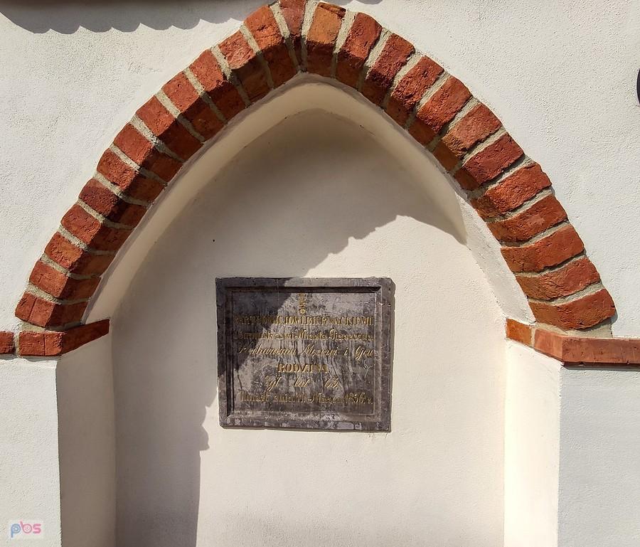 W jednej z nisz znajduje się epitafium burmistrza Piaseczna