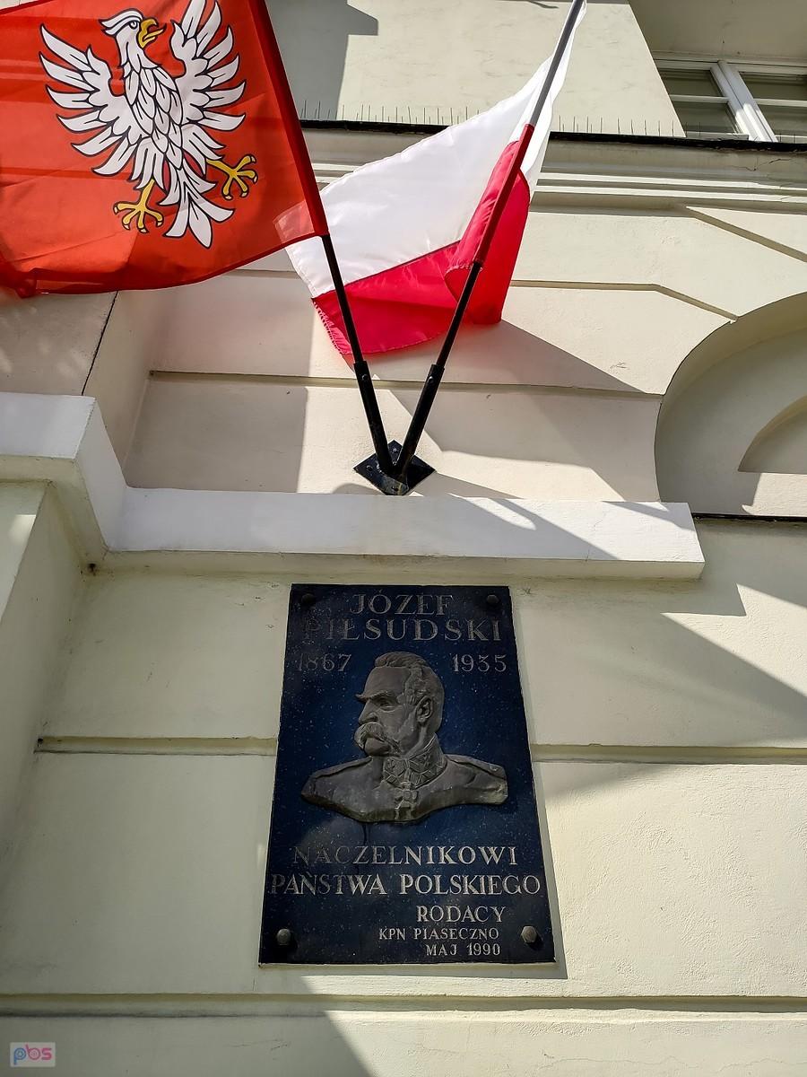 Tablica poświęcona Naczelnikowi na starym ratuszu w Piasecznie