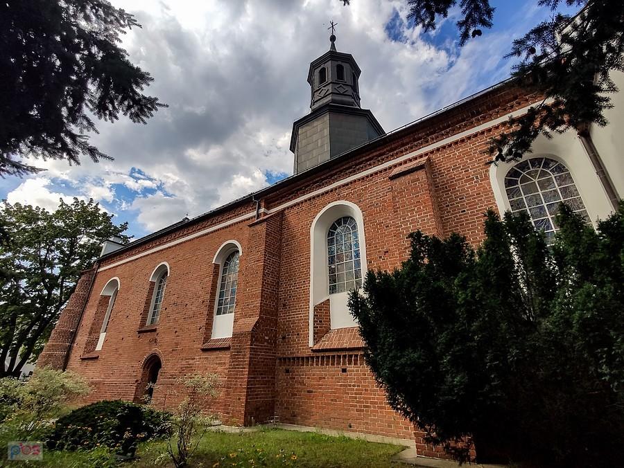Południowa, ładniejsza strona kościoła św. Anny w Piasecznie
