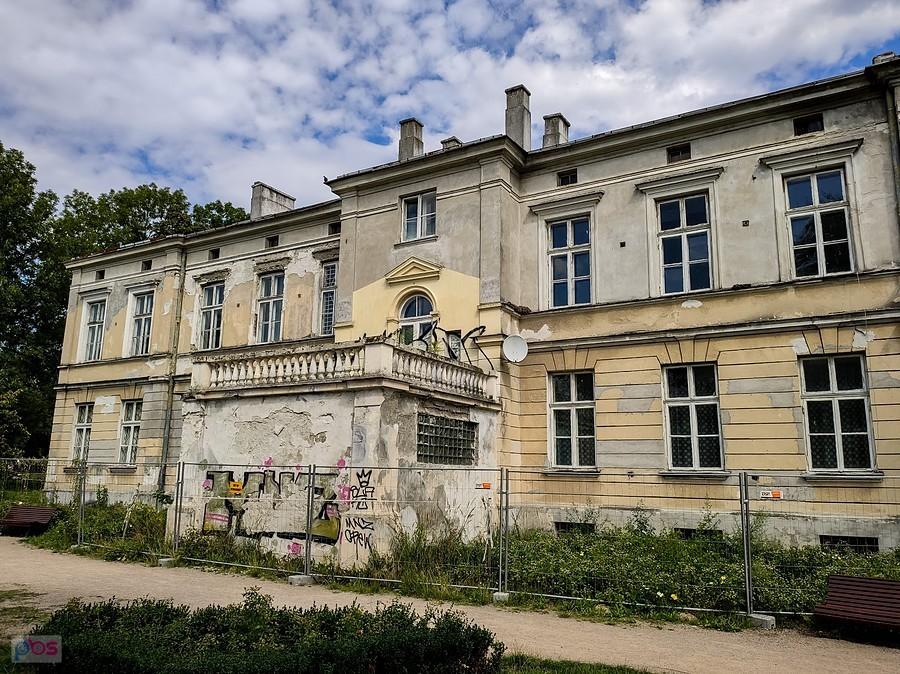 Fasada ogrodowa szkoły z jakąś koszmarną dobudówką