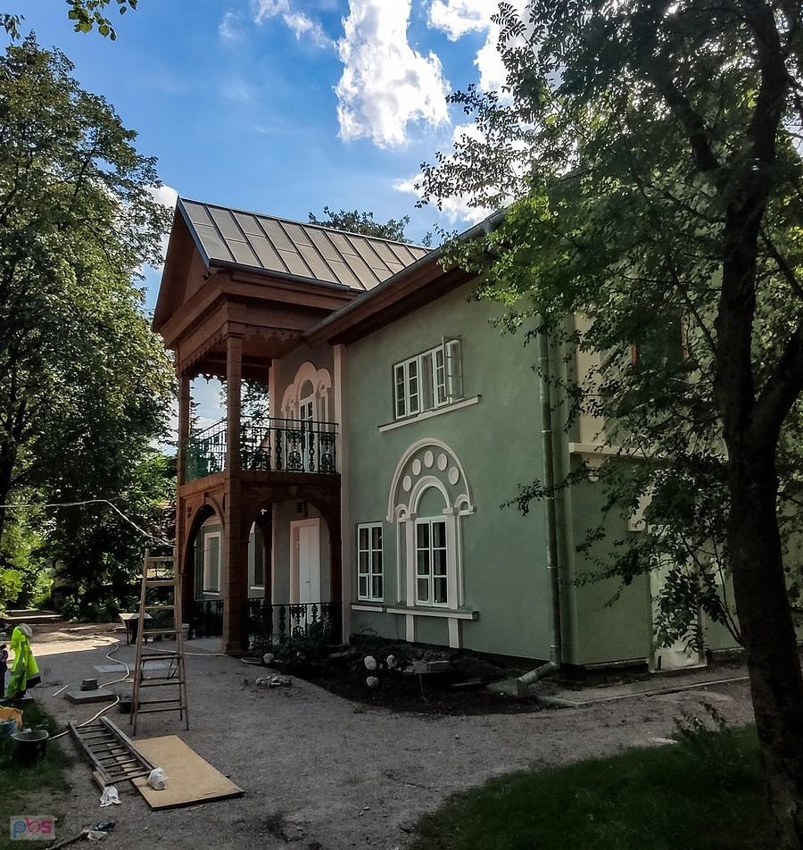 Ozdobą Poniatówki jest dwukondygnacyjny drewniany ganek