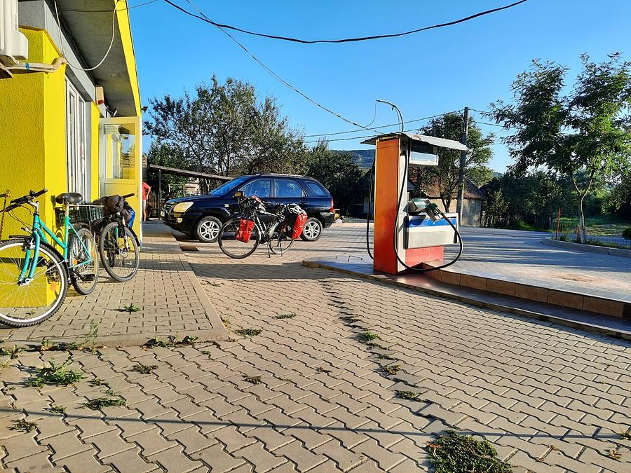 Mikry sklep, a stacja jeszcze mniejsza.