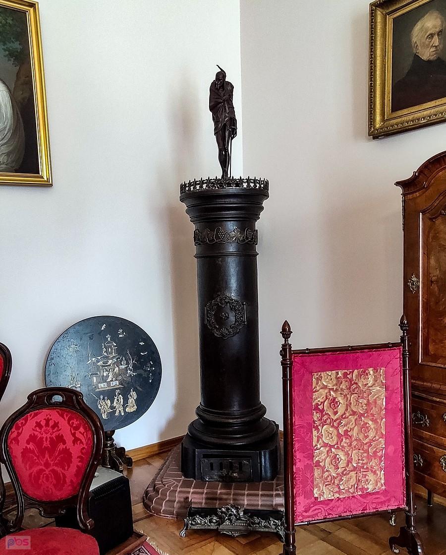 Zamek w Kórniku - piec żeliwny z poł. XIX w. w apartamencie gościnnym