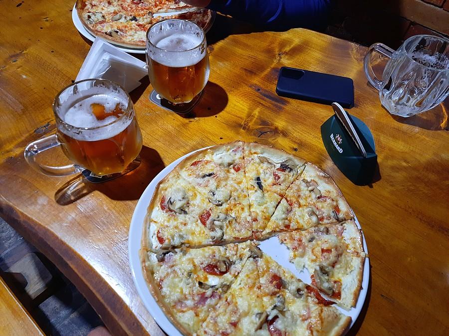 Słowacka pizza i czeskie piwo.