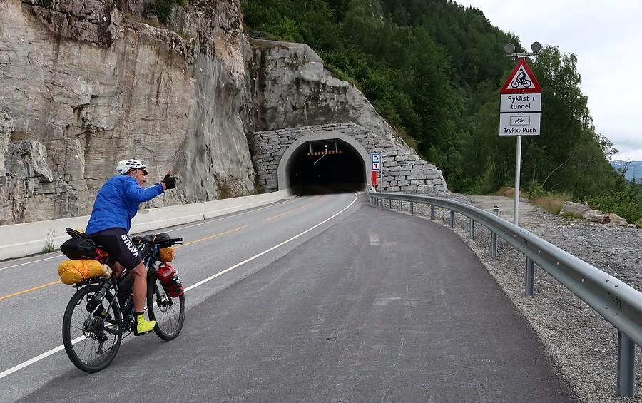 Kolejny tunel - tutaj rowerzyści przed wjazdem wciskają przycisk ostrzegania :)