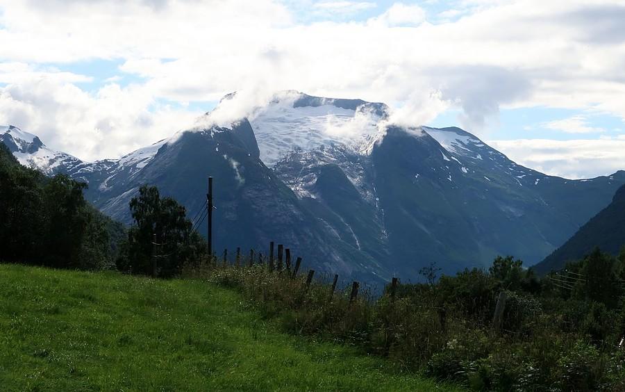 Imponujący widok na lodowiec Jostedalsbreen