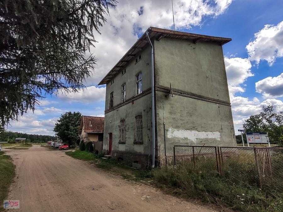 Budynek stacji w Spychowie zamieniony jest oczywiście na mieszkania