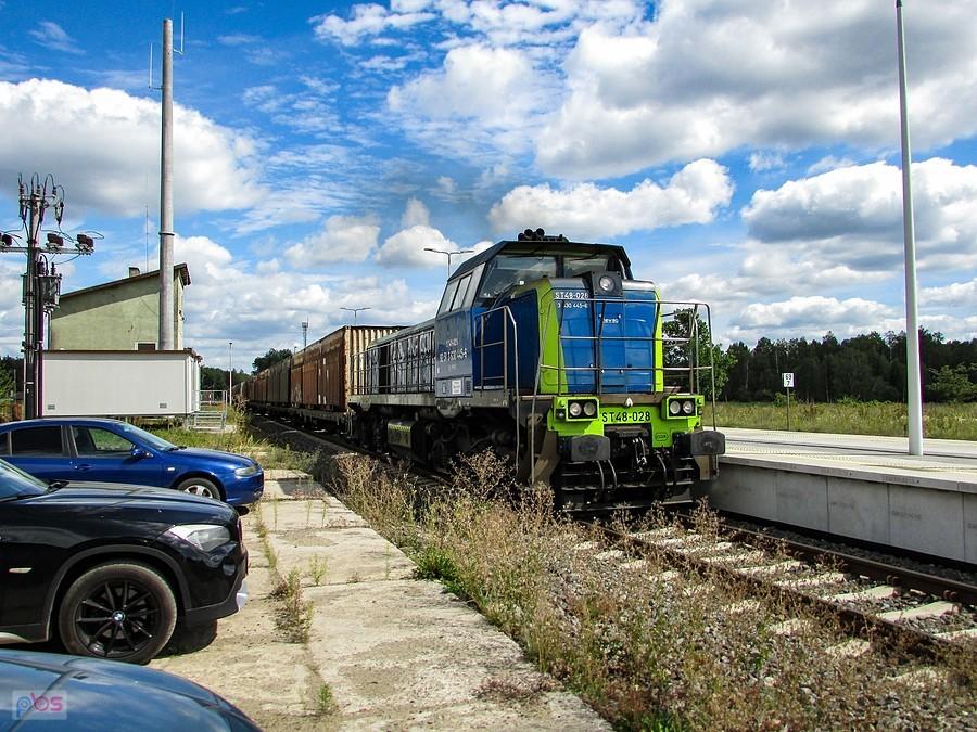 Towarowy przejeżdża przez stację Spychowo