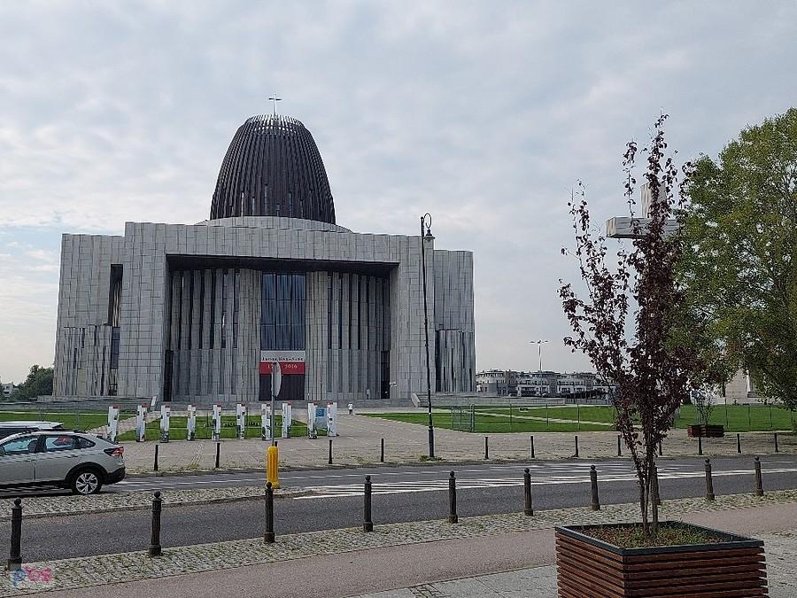 Poranek przed świątynią Opatrzności Bożej.