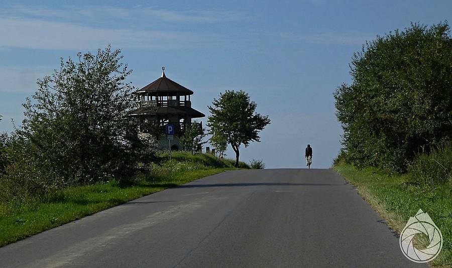 randomowy kolarz i wieża widokowa nad Susiecem