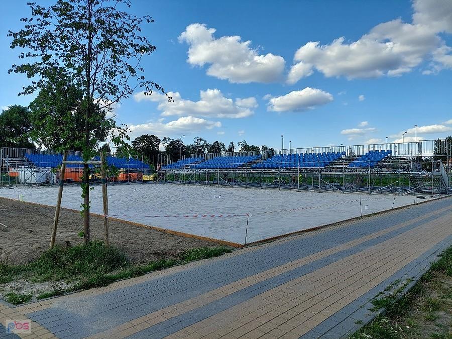 U zbiegu Wilanowskiej i Przyczółkowej trwa wznoszenie tymczasowej areny i widowni do potyczek siatkarzy plażowych