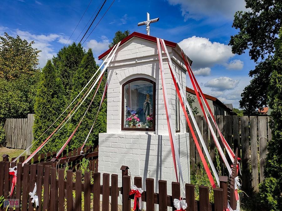 Kapliczka w Spychowie z tablicą 1948-1998