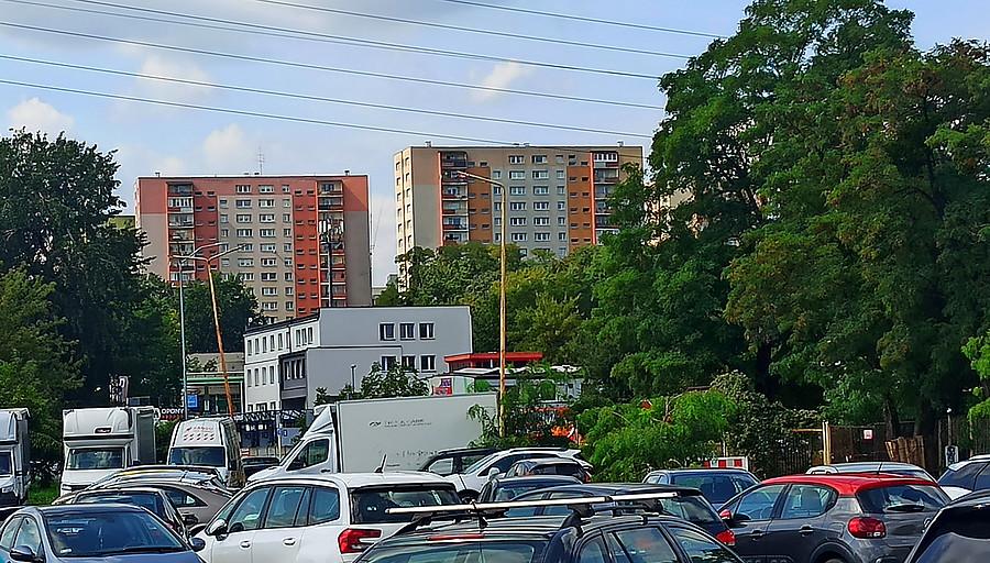 Widok spod Biedronki przy ulicy 26 Kwietnia.